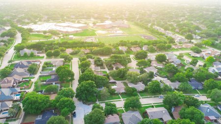 Vue aérienne quartier résidentiel de banlieue avec cul-de-sac rue cul-de-sac trou de serrure, arbres verdoyants luxuriants, école primaire complexe terrain de football, aire de jeux, Texas du Nord, Dallas. États-Unis