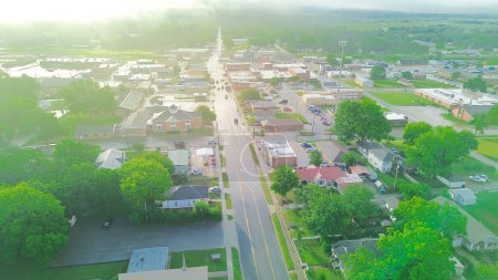 Vista aérea de la ciudad de Checotah en el condado de McIntosh, Oklahoma enclavado entre la intersección de la carretera interestatal I-40, US 69, pequeña ciudad con edificios de ladrillo rojo, centros comerciales antiguos, calle tranquila temprano en la mañana. Estados Unidos