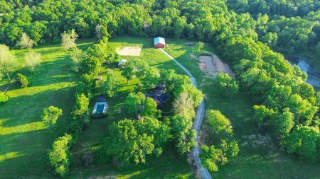 Casas de campo en grandes hectáreas lotes rurales exuberantes árboles verdes, gran cobertizo de almacenamiento en Mountain Grove Missouri, tierras de cultivo y ranchos en el medio oeste zona agrícola tranquila, vista aérea. Estados Unidos