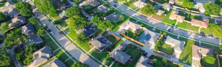 Panorama-Luftaufnahme parallele Wohnstraßen mit Hintergassen und Reihen von Einfamilienhäusern umgeben von hohen, üppig grünen Bäumen in Vororten Dallas Fort Worth Metrokomplex, Schwimmbad. USA
