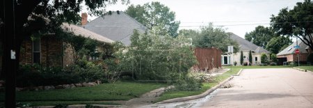 Panorama esquina casa patio delantero acera paisajismo dañado por rama grande caído de árbol alto por fuerte viento fuerte tormenta en Dallas, Texas, reclamo de seguro de vivienda, escombros meteorológicos severos. Estados Unidos