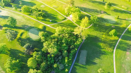 Üppige Grüns mit schrägen Fairways und vielen Bäumen auf dem städtischen Golfplatz Country Club in Mountain Grove, Missouri, malerische Luftaufnahme 18 Löcher Golf Grasrasen Wiese entspannt, Erholung. USA