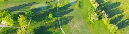 Großzügige Grüns mit schrägen Fairways und vielen Bäumen auf dem städtischen Golfplatz Country Club in Mountain Grove, Missouri, landschaftlich reizvolle 18-Loch-Golf-Rasenrasenwiese entspannt. USA