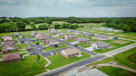 Baustelle in der Nähe von Neubauhäusern auf dem Land in einem landwirtschaftlichen Gebiet bei Wyandotte, Ottawa County, Oklahoma, Wohnviertel in einem Vorort von Joplin Missouri, Luftaufnahme. USA