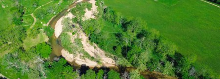 Panorama-Luftaufnahme sandiges Flussufer Lick Fork Gasconade River fließendes Wasser bewegt sich auf ein niedrigeres Niveau in Wright County, Mansfield, Missouri, große grasbewachsene Wiese leerstehendes Ackerland, ländliche Landschaft. USA