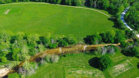Landstraße und Lick Fork Gasconade River fließendes Wasser bewegt sich auf ein niedrigeres Niveau, Wright County, Mansfield, Missouri, große grasbewachsene Wiese unbebautes Ackerland, Waldverbesserungspraktiken, Antenne. USA