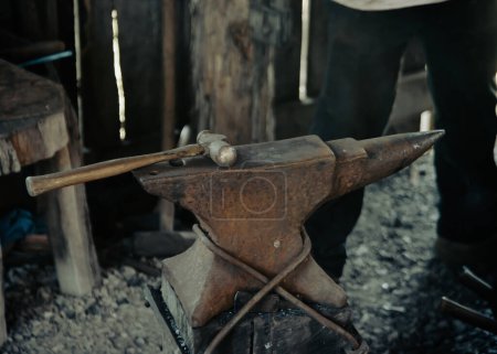 Enclume médiévale traditionnelle avec marteau outils forgeron à l'atelier de commerce historique à Mansfield, Missouri, fer forgé avec une surface de travail lisse de grève en acier trempé lors du forgeage. États-Unis