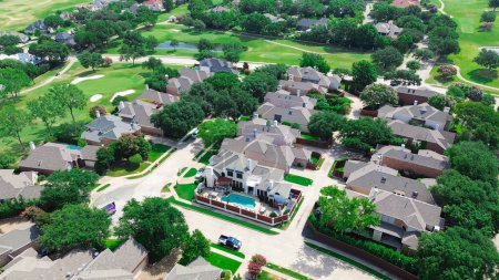 Sackgasse Sackgasse in luxuriösem Golfplatz Nachbarschaft Reihe von Herrenhäusern Swimmingpool, großer eingezäunter Hinterhof, östlich von Plano, Texas, Dallas Fort Worth Bereich, üppiges Grün, Luftaufnahme. USA