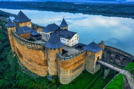 Foto de Khotyn fortress on the bank of the river. A wonderful autumn landscape. - Imagen libre de derechos