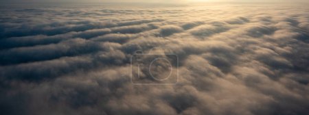 Téléchargez les photos : Sunrise above the clouds. Flying in the sky. A wonderful morning or evening landscape. Abstract natural background. - en image libre de droit