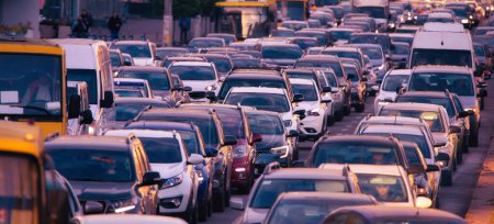 Foto de The calmness of the morning air is disrupted by the sounds of honking horns and screeching brakes, captured in this photo of the morning rush hour - Imagen libre de derechos