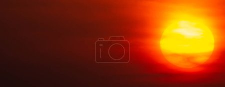Téléchargez les photos : Vue imprenable sur un ciel orange magnifique pendant le coucher du soleil avec le soleil prenant le devant de la scène - en image libre de droit
