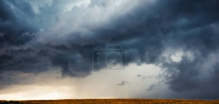 Téléchargez les photos : Le triomphe du coucher de soleil au milieu du défi de la tempête : harmonie et puissance de la nature - en image libre de droit