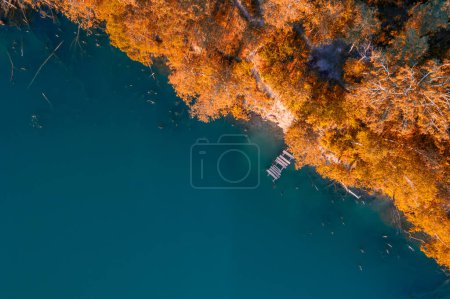 Foto de Sinfonía de Otoño: El apalancamiento suave de las aguas del lago se armoniza con las hojas susurrantes de los bosques - Imagen libre de derechos