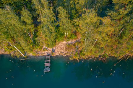 Foto de Sinfonía de Otoño: El apalancamiento suave de las aguas del lago se armoniza con las hojas susurrantes de los bosques - Imagen libre de derechos