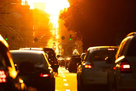 Rush Hour Haze: Atascos de tráfico de Dawn en enfoque selectivo