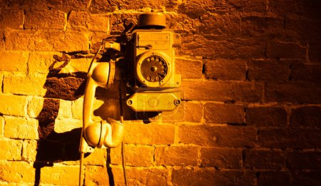 Foto de Marcando el tiempo atrás: Teléfono Vintage Descanso en ladrillo - Imagen libre de derechos