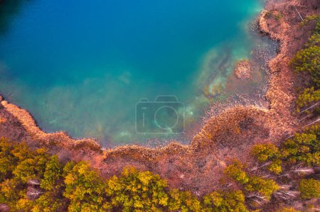 Titan-Ruhe: Farbige Gewässer ruhen gelassen im Steinbruch