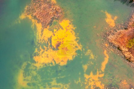 Cascade de couleurs : Des eaux vibrantes coulent dans la carrière de titane