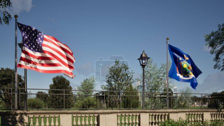Modelado 3D de balcón histórico con banderas de Estados Unidos y Nueva York soplando en el viento
