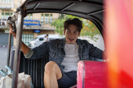 Foto de Jóvenes turistas viajeros asiáticos jóvenes felices y alegres montando un tuk tuk tour, transporte al estilo rickshaw en la calle en Bangkok, Tailandia - personas que viajan disfrutando del concepto de cultura local - Imagen libre de derechos