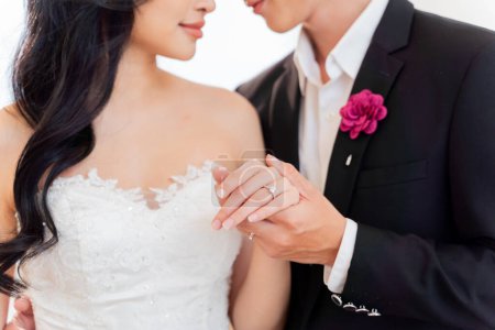 Téléchargez les photos : Mariée et marié présentent leurs bagues, une vue rapprochée., symbolisant l'amour éternel et l'engagement concept de cérémonie de mariage - en image libre de droit