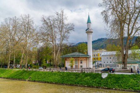 Foto de Sarajevo, Bosnia - 8 de mayo de 2023 - edificios en el río Miljacka - Imagen libre de derechos