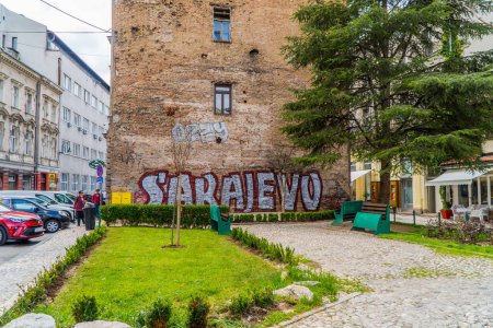 Foto de Sarajevo, Bosnia - 8 de mayo de 2023 - fotografía callejera en el centro de Sarajevo con graffiti Sarajevo - Imagen libre de derechos