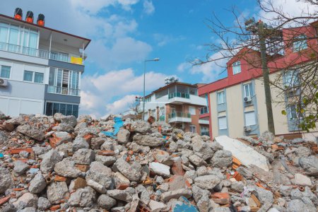 Téléchargez les photos : Les maisons détruites ruines tas de béton et de briques après le tremblement de terre. Bâtiments démolis, déblais - en image libre de droit