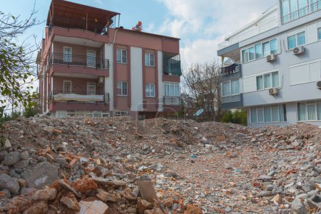Téléchargez les photos : Les maisons détruites ruines tas de béton et de briques après le tremblement de terre. Bâtiments démolis, déblais - en image libre de droit