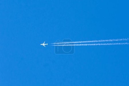 Téléchargez les photos : Avion aéroport de l'aviation contrail le ciel bleu haut - en image libre de droit