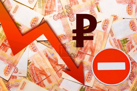 Téléchargez les photos : Le concept de la chute de la monnaie rouble de l'économie nationale. Problèmes d'économie, d'importation et d'exportation - en image libre de droit