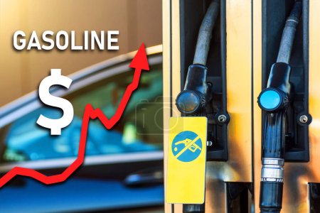 Téléchargez les photos : Graphique du coût de l'essence pour les voitures en dollars. Des prix records pour le carburant pour la population. Ravitaillement sur fond de pistolets de remplissage - en image libre de droit