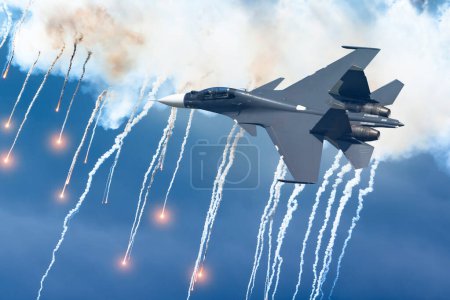 Foto de Brotes de guerra en el cielo con explosivos y humo - Imagen libre de derechos