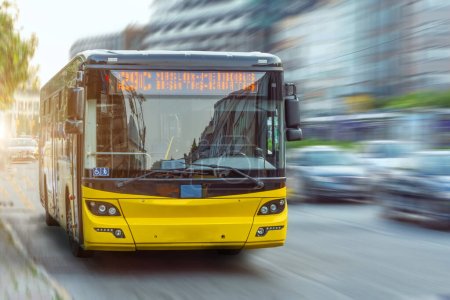 Foto de Autobús amarillo de la ciudad movimiento desenfoque efecto a través de las calles de la ciudad por la noche al atardecer hora pico - Imagen libre de derechos