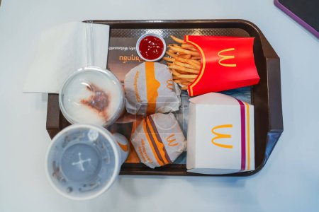 Téléchargez les photos : McDonald's est une chaîne américaine de chesseburger et fast food. Le logo McDonald's a des succursales dans le monde entier. Thaïlande, Bangkok 22 décembre 2023 - en image libre de droit