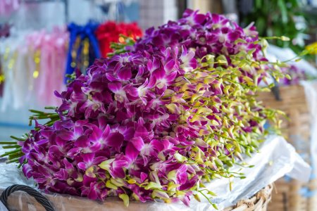 Téléchargez les photos : Frais pourpre magenta rose Mokara orchidée bouquet de fleurs coupé marché de vente - en image libre de droit