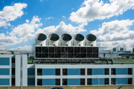 Foto de Grandes tomas de aire sistema de acondicionamiento de ventilación de edificios de un gran edificio industrial - Imagen libre de derechos