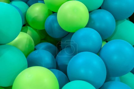 Ballons gonflables en caoutchouc bleu vert texture rapprochée.