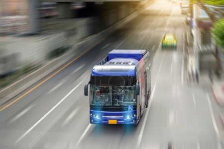 Autobús urbano viaja a lo largo de una calle metrópolis con sus faros encendidos con efecto de velocidad de desenfoque rápido movimiento, vista aérea.
