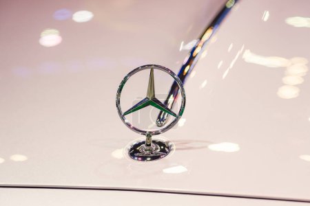 Téléchargez les photos : Logo blanc fermer Nouveau Mercedes Classe S Maybach W223. Thaïlande, Bangkok 07 avril 2024. - en image libre de droit