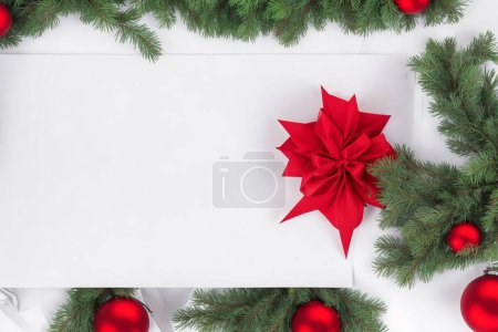 Téléchargez les photos : Fond de Noël avec sapin et éléments de décoration de Noël. Vue supérieure avec espace de copie - en image libre de droit