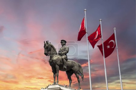 Estatua de Ataturk, el fundador de la Turquía moderna, ciudad capital, Ankara, plaza Ulus
