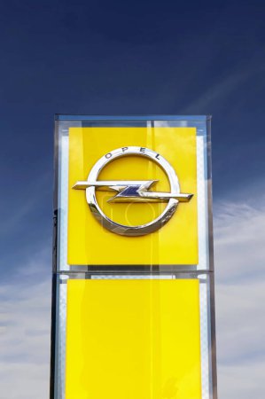 Téléchargez les photos : Furth, Allemagne : Opel dealer. Opel est un constructeur automobile allemand et fait partie du Groupe PSA depuis août 2017. - en image libre de droit