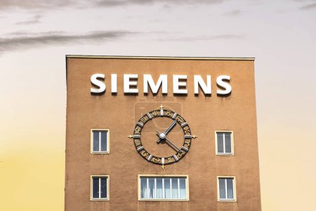 Foto de Erlangen, Alemania: Signo de Siemens; Siemens AG es una empresa alemana fundada en 1847 - Imagen libre de derechos