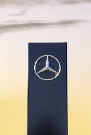 Foto de Schwabach, ALEMANIA: Distribuidor de coches Mercedes-Benz. Mercedes-Benz es un fabricante de automóviles alemán. - Imagen libre de derechos