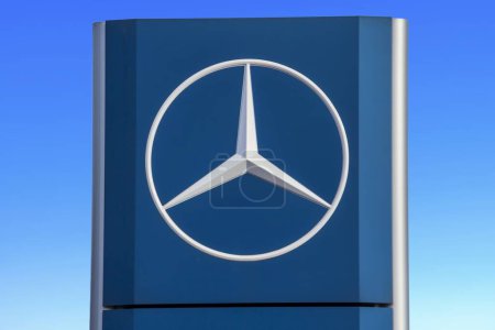 Foto de Schwabach, ALEMANIA: Distribuidor de coches Mercedes-Benz. Mercedes-Benz es un fabricante de automóviles alemán. - Imagen libre de derechos