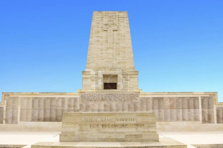 Téléchargez les photos : Pin solitaire Pin solitaire Mémorial ANZAC sur les champs de bataille de Gallipoli à Canakkale, Turquie - en image libre de droit