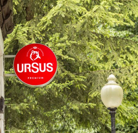 Foto de Sinaia, Rumania - Agosto, 2022: Cerveza Ursus. Ursus Breweries, filial de SABMiller plc, es una de las principales cerveceras de Rumanía. - Imagen libre de derechos
