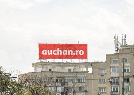 Téléchargez les photos : BUCHAREST, ROUMANIE - Août 2022 : Groupe Auchan SA est un groupe français de distribution, l'un des principaux groupes mondiaux, présent dans 16 pays - en image libre de droit